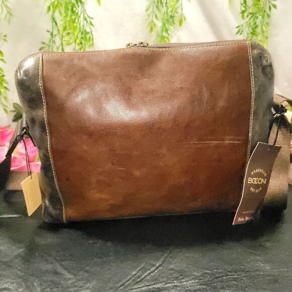 Boconi Garth Urban Messenger Bag in Conyac Full Grain Leather - Picture 4 of 16